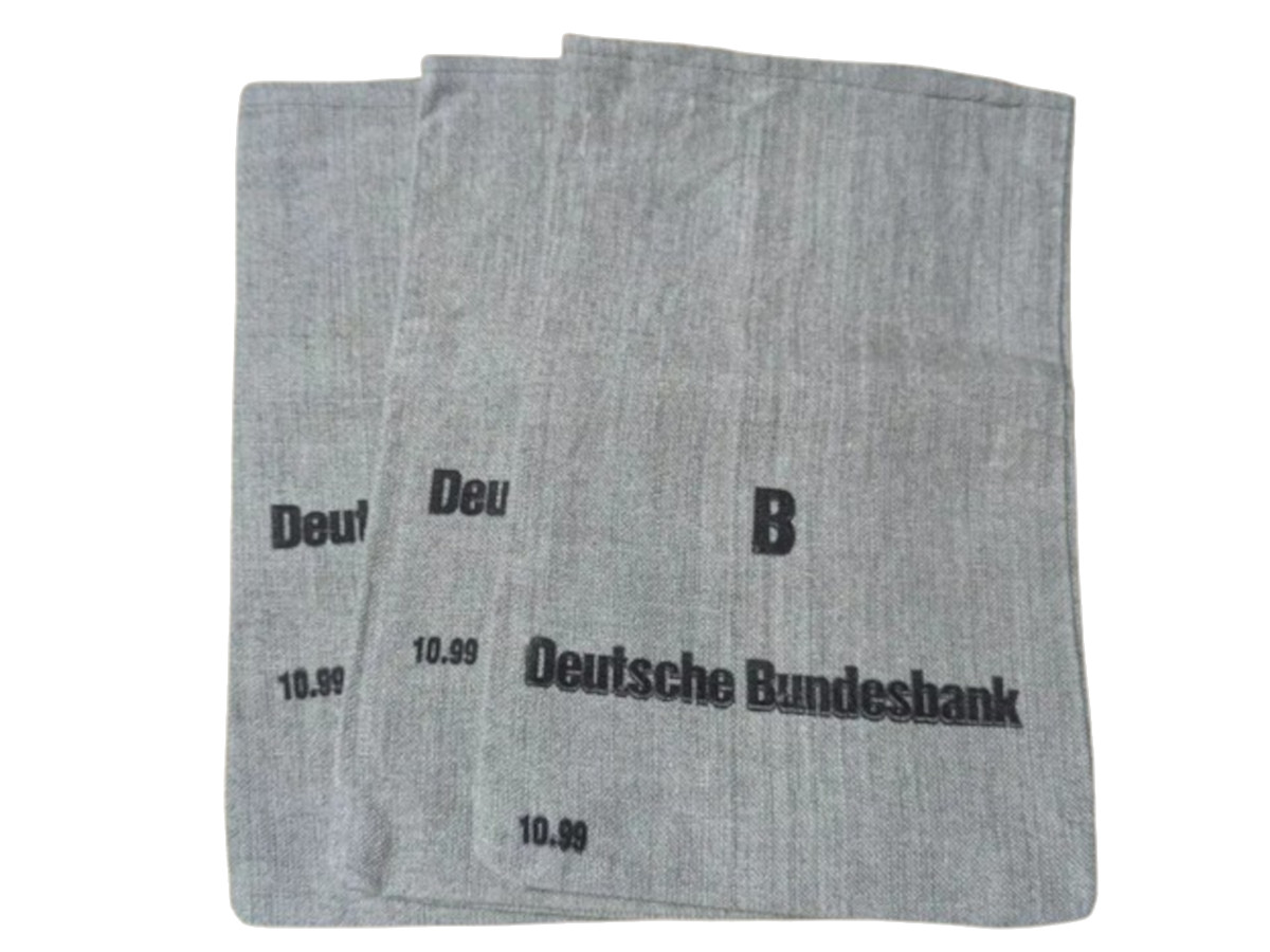 Original-Geldsäcke der Größe B mit Aufdruck der Deutschen Bundesbank, mehrere Stück übereinander.